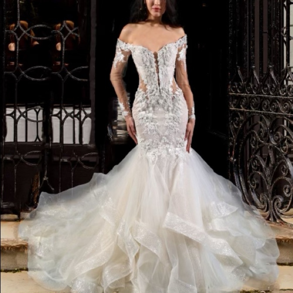 BRAND NEW. NEVER WORN (tags) hand beaded couture wedding gown w train & veil.